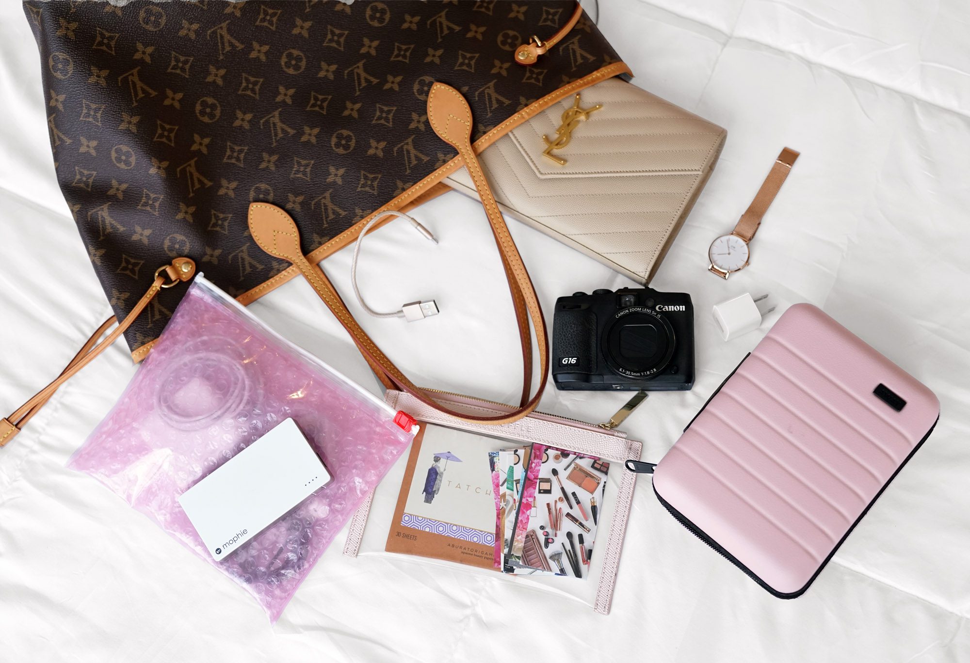 What's Inside My Louis Vuitton Neverfull MM When I Travel