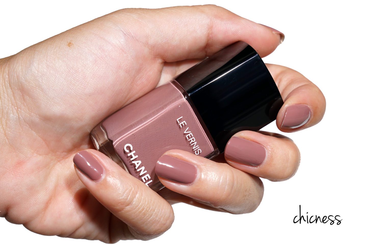 Chanel Le Vernis Swatch in Chicness