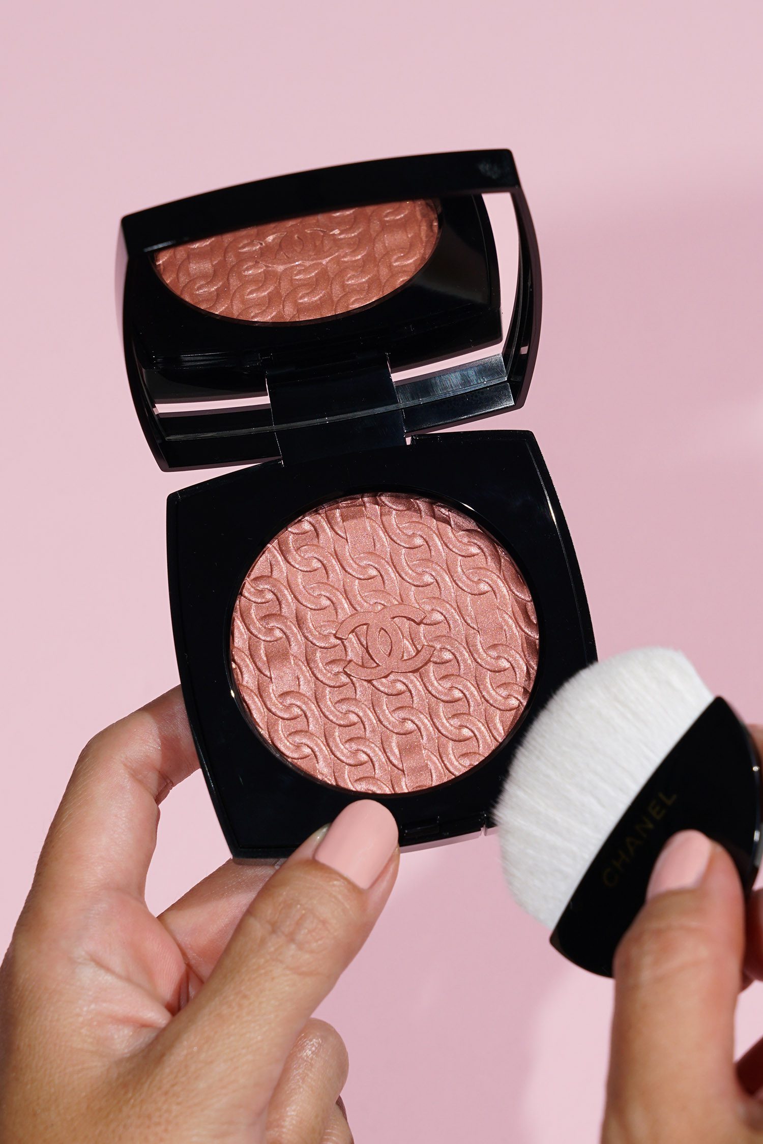 Chanel Les Chaines de Chanel Illuminating Blush Powder Review & Swatches