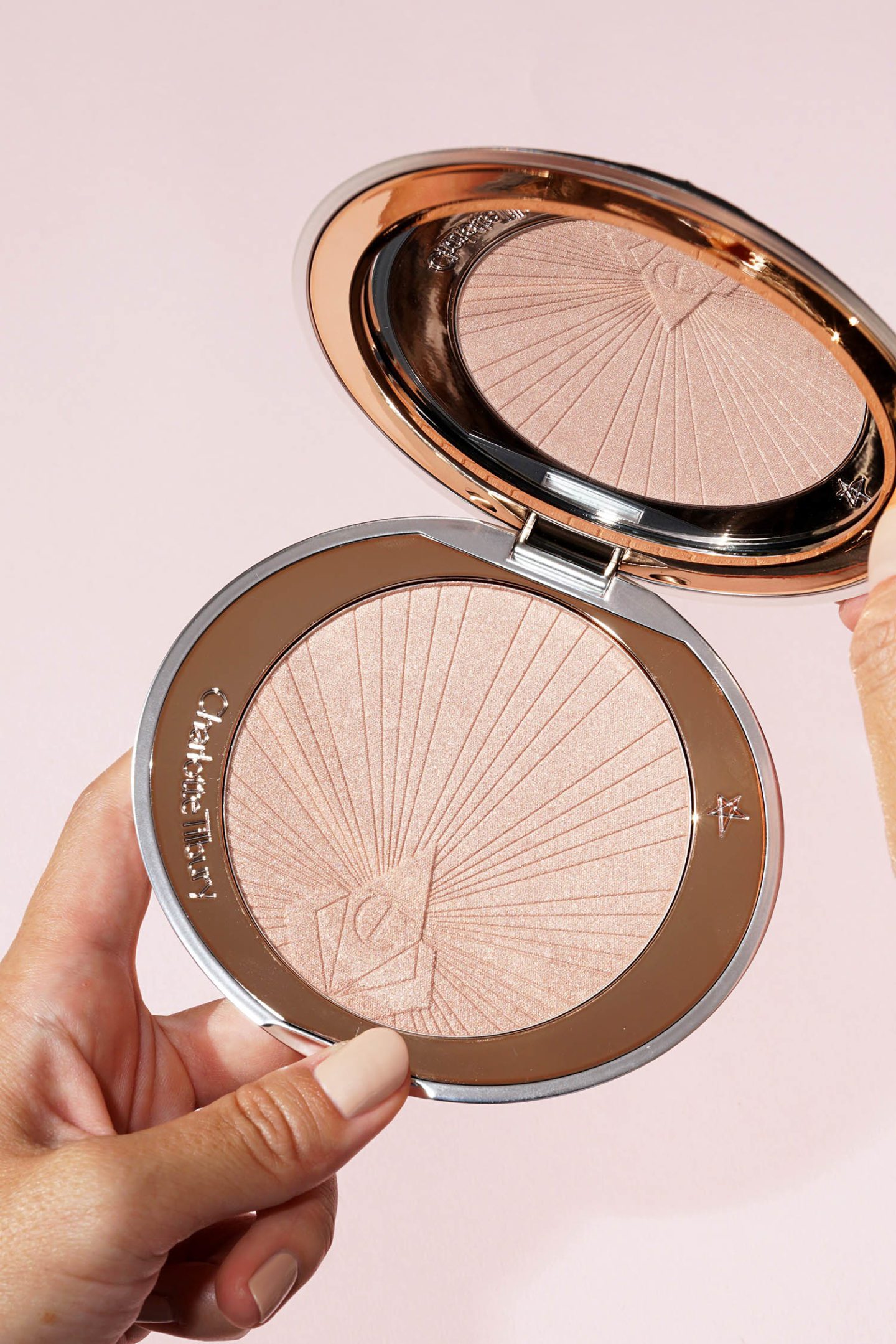 Charlotte Tilbury Hollywood Superstar Glow Highlighter review | The Beauty Look Book