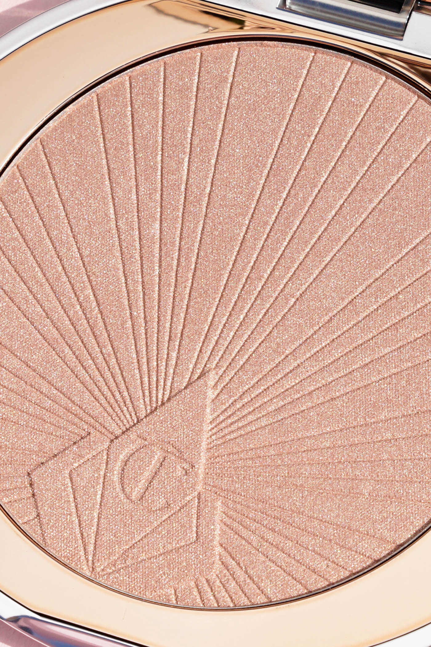 Charlotte Tilbury Hollywood Superstar Glow Highlighter review | The Beauty Look Book