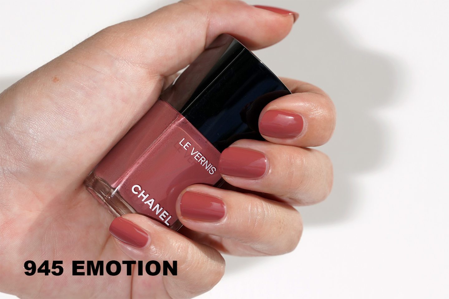 Chanel Le Vernis 945 Emotion swatch