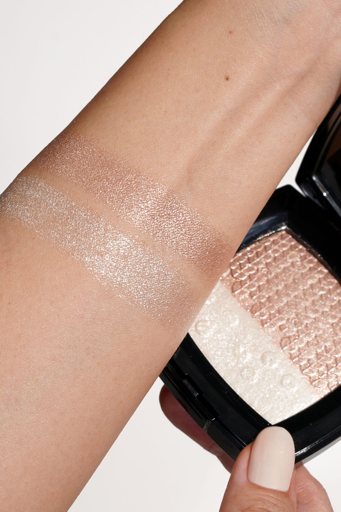 Chanel Duo Lumiere Illuminating Powder Duo swatches