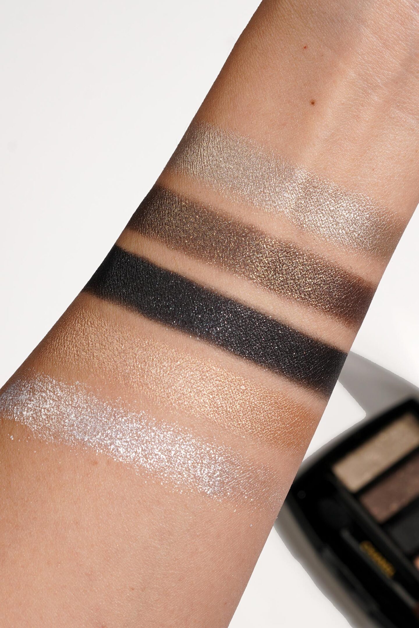 Chanel Lumiere Graphique Eyeshadow Palette swatches