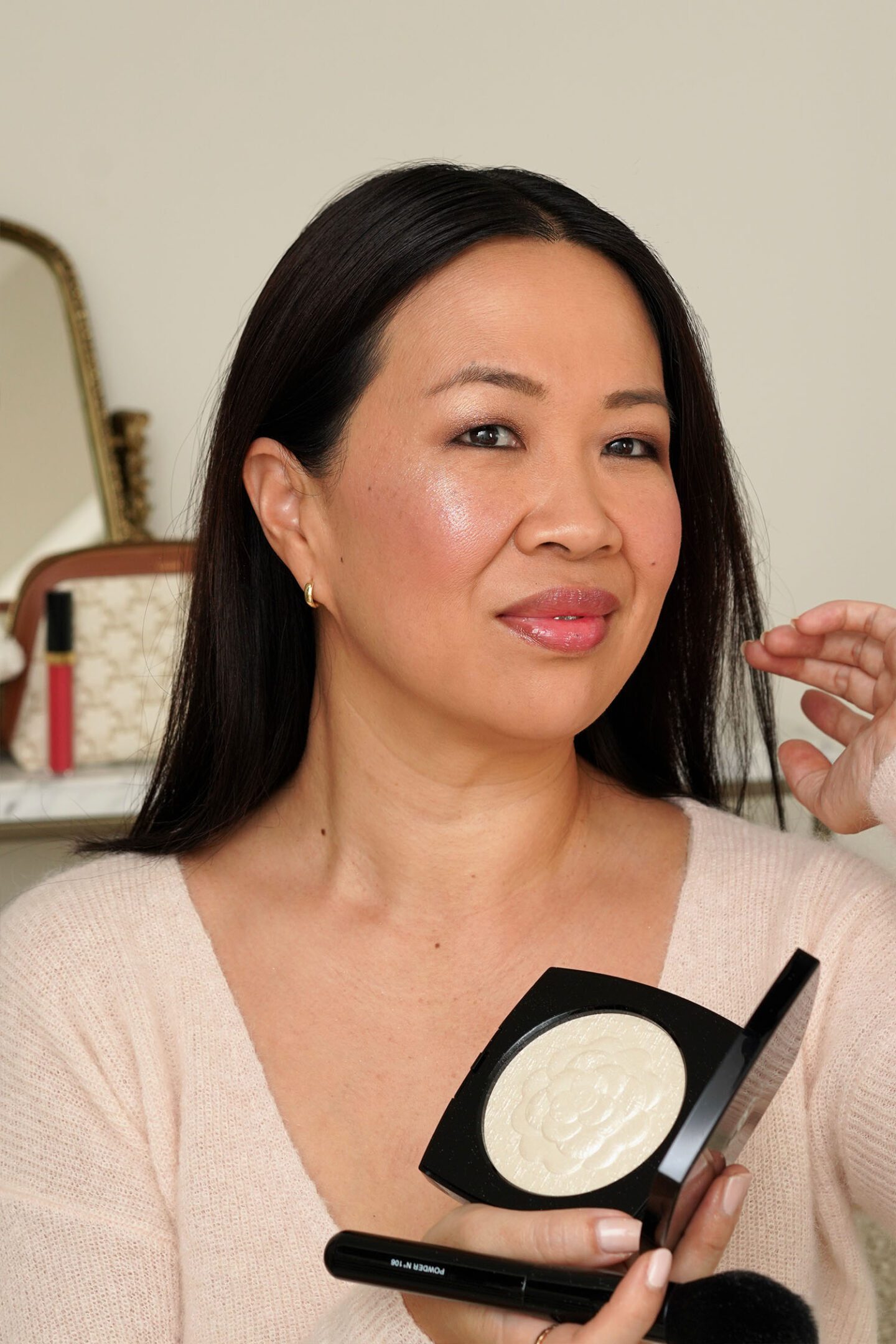 Les Symboles de Chanel Highlighter in Pearly White makeup look